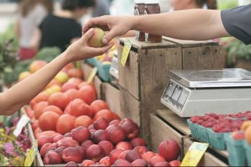 Încă o lege în vigoare, băgată în sertar. Actul normativ care îi obligă pe marii comercianţi să vândă 51% alimente româneşti încalcă normele UE și după ce a fost modificat
