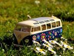 Volkswagen reînvie mașina generației flower power . Cum arată ID Buzz, camioneta electrică înalt tehnologizată pe care o pregătesc nemții