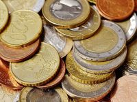 Euro scade aproape de 4,65 lei