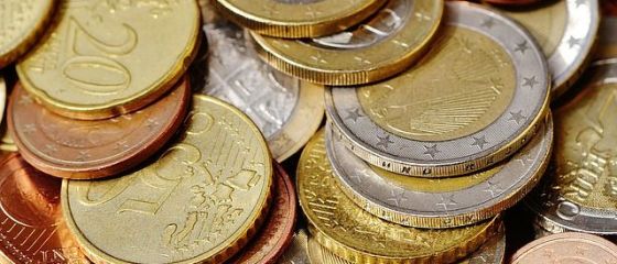 Euro se apropie de 4,6 lei, nivel maxim al ultimelor două luni
