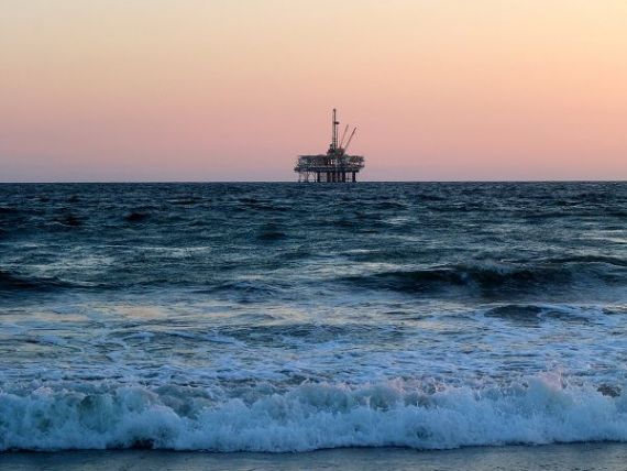 Restricţii pentru petroliştii din Marea Neagră. Companiile care vor să foreze offshore după ţiţei şi gaze au nevoie de avizul Statului Major General al Armatei