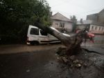 Bilanţ tragic după furtuna de duminică seară: 8 morţi şi 67 de răniţi. Centrul Timisoarei arată ca după tornadă