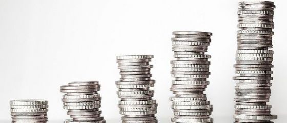 Cum ajung clienții băncilor să scoată mai puțini bani decât depun inițial. Comisioanele și impozitul mușcă din economiile românilor