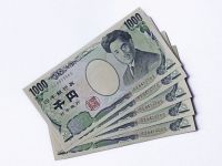 
	Yenul japonez crește spectaculos, după amenințările Coreei de Nord cu bomba atomică în Pacific. Dolarul și francul elvețian nu mai reprezintă o garanție
