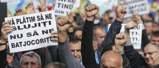 Câteva mii de sindicalişti protestează în Piaţa Victoriei. Traficul în centrul Capitalei este blocat. De ce sunt nemulțumiți bugetarii