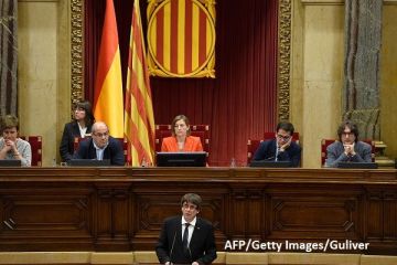 Criza de la Barcelona, dezamorsată momentan. Președintele catalan suspendă declararea independenței și cere negocieri cu Madridul