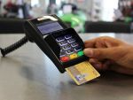 Românii care câștigă sub 2.900 de lei brut/lună ar putea fi scutiți de la plata comisioanelor la bănci, fiind considerați consumatori vulnerabili