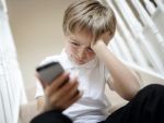 Minorii sub 16 ani vor avea nevoie de acordul părinţilor ca să cumpere online sau să-şi facă cont pe Facebook