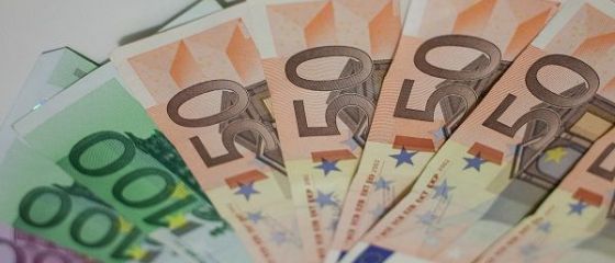 Leul se depreciază ușor în fața euro, dar se apreciază semnificativ în raport cu dolarul