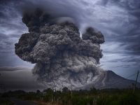 Indonezia: Erupţie masivă a vulcanului Agung în Bali, 100.000 de oameni trebuie evacuaţi