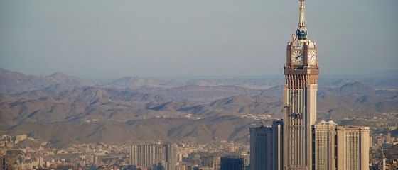 Arabia Saudită adoptă măsuri de austeritate dure, după scăderea veniturilor din petrol. Majorează prețurile la energie și combustibili și introduce TVA. Familiile sărace vor primi bani