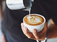 
	Est-europenii beau tot mai multă cafea. Piața cafelei a ajuns 7,5 mld.dolari, pe fondul expansiunii explozive a lanțurilor Starbucks şi McCafe
