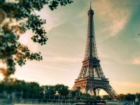 Parisul caută soluții pentru reducerea cozilor la Turnul Eiffel, cel mai vizitat monument cu plată din lume. Prețul biletelor a crescut la 25 de euro