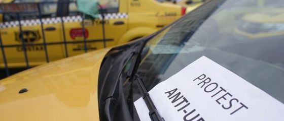Transportatorii au blocat Bucureștiul. Peste 5.000 de șoferi protestează în Piața Victoriei, față de pirateria din domeniu și concurența neloială din partea seviciilor de ride-sharing