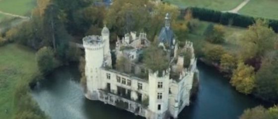 Aproape 25.000 de persoane din 115 țări au devenit co-proprietarii unui castel din Franța, aflat în ruină