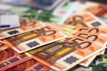 Cel mai slab leu din istorie. Euro atinge un nou maxim istoric, pe fondul crizei politice. Ce curs a anunțat BNR pentru moneda unică