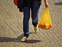 Pungile din plastic vor fi interzise în România, din vară. Comisia Europeană a adoptat prima strategie la nivel european privind materialele plastice