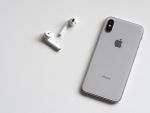 Apple, dată în judecată din cauza noilor iPhone-uri. Cum și-ar fi păcălit clienții