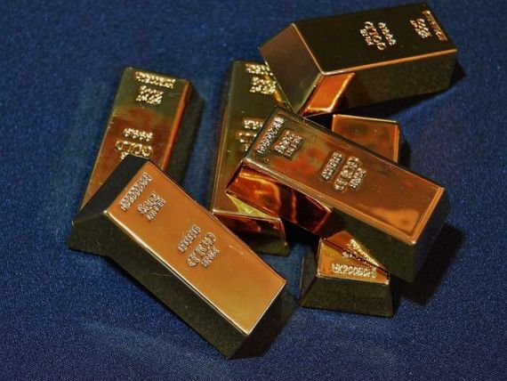 Investitorii își fac depozite în aur. Prețul metalului prețios a explodat, după căderea burselor