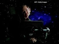 A murit astrofizicianul Stephen Hawking, celebru pentru studiile sale despre originea Universului și a găurilor negre