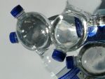 Aproape toate sortimentele de apă îmbuteliată conțin microparticule de plastic. Riscurile pentru sănătate nu sunt cunoscute