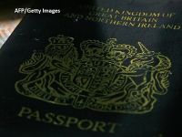 
	Situație amuzantă la Londra. Primele pașapoarte post-Brexit vor fi tipărite în Franța, de o firmă franco-germană. Compania britanică De La Rue nu va contesta decizia
