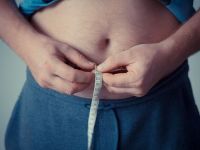 Obezitatea ar putea depăşi fumatul ca principală cauză evitabilă a deceselor asociate cancerului