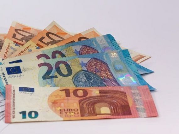 Euro scade sub 4,64 lei