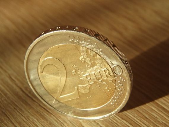 Euro scade spre nivelul de 4,65 lei