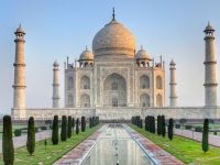 Taj Mahal, una dintre cele şapte minuni ale lumii antice, se colorează în galben și verde, din cauza poluării
