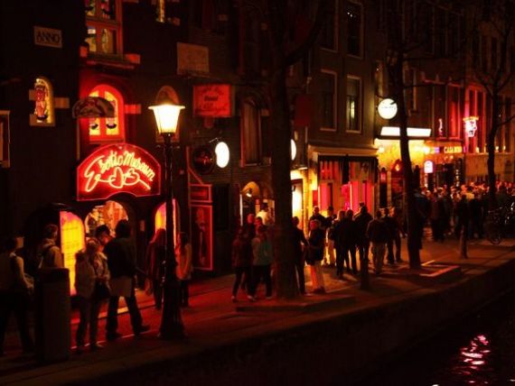 Amsterdamul declară război turiștilor care vin să consume alcool și droguri în Olanda. Amenzi severe pentru petrecăreți