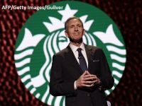 
	Omul care a crescut imperiul Starbucks de la 11 cafenele la peste 28.000, în 77 de ţări, părăseşte compania după 36 de ani și nu exclude o candidatură la preşedinţia SUA
