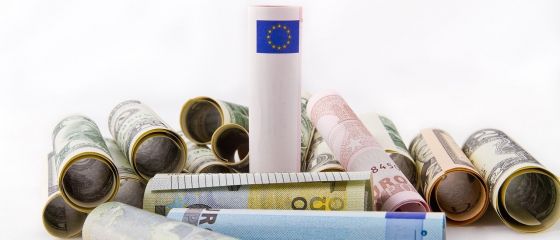 Euro scade sub 4,66 lei