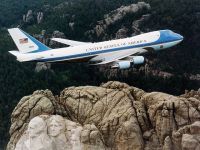 
	Boeing va construi două aeronave de tip Air Force One pentru președintele american. Contract în valoare de 4 mld. dolari
