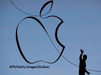 
	Apple devine prima companie americană din istorie care ajunge la o capitalizare de un trilion de dolari. Acțiunile gigantului IT au crescut cu 50.000% de la listare, în 1980
