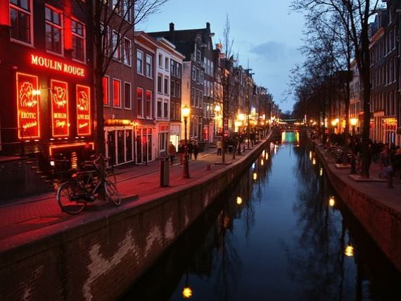 Prima femeie primar al Amsterdamului scoate industria sexului din Cartierul Roşu , din cauza afluxului de turiști. Va construi în schimb un hotel dedicat prostituției