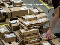 Gigantul de retail Amazon angajează 100.000 de persoane, ca urmare a creșterii masive a cumpărăturilor online, și crește salarii