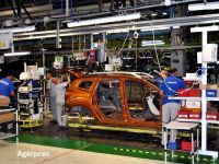 
	Proprietarul Dacia a închis toate fabricile din lume, cu excepţia celor din China şi Coreea de Sud. În România a trimis 13.500 de angajaţi în şomaj tehnic
