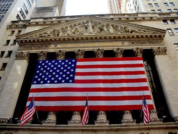 Bursa de la New York și-a continuat declinul: Tendinţa de volatilitate după o zi şocantă ar putea continua. Ce îi sperie pe investitori