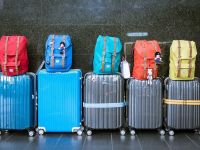 Noua politică de preţ pentru bagaje de la Wizzair şi Ryanair aduce cele două companii low cost în faţa Consiliului Concurenţei