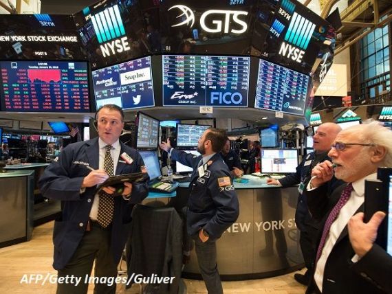 Bursa de pe Wall Street cade masiv, trasă în jos de companiile de tehnologie. Acţiunile Tesla au pierdut peste 21%