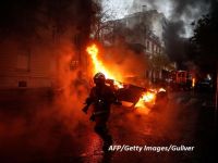 
	Victorie pentru protestatarii care au adus Franța în pragul stării de urgență. Guvernul de la Paris renunță la taxa pe carburanți, care a scos &ldquo;Vestele galbene&rdquo; în stradă
