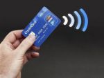 Cum să îți protejezi cardul contactless de fraudă. Trucuri simple și eficiente