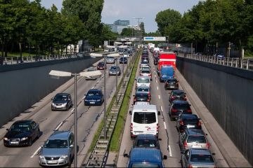 Taxă pe poluare în București. Gabriela Firea vrea să introducă o vinietă pentru mașini