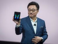 Galaxy Fold: Samsung a lansat telefonul care se pliază, dar va costa enorm