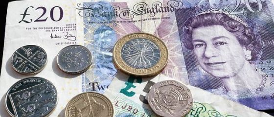 Lirsa sterlină s-a prăbușit în raport cu euro și dolarul, după ce Theresa May a cerut amânarea Brexitului