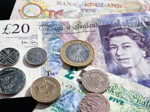 Lirsa sterlină s-a prăbușit în raport cu euro și dolarul, după ce Theresa May a cerut amânarea Brexitului