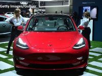 
	Tesla anunță o versiune ieftină a sedanului Model 3 și reduceri de prețuri la toate celelalte modele
