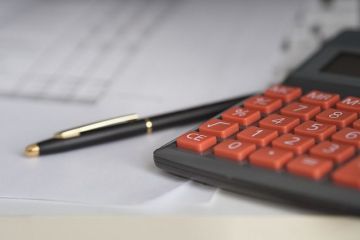 Rectificare bugetară: Finanțele majorează deficitul bugetar la 4,3% din PIB. Ce ministere primesc cei mai mulți bani și de unde se taie