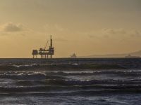
	Gigantul de oțel din Marea Neagră, pus la pământ. Platforma petrolieră care extrage gaze de peste 40 de ani, ajunge la fier vechi
